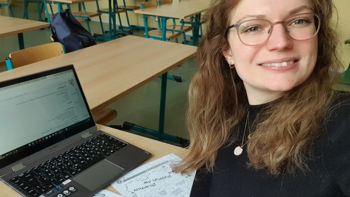 Das Foto zeigt Sophia im Klassenzimmer ihrer UnS-Projektschule mit vorbereiteten Materialien für die Kleingruppenförderung.