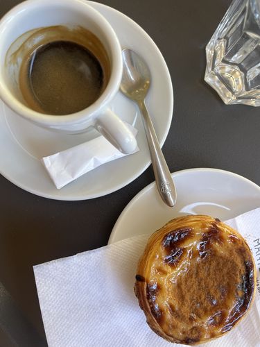 Frühstückstisch mit pastel de nata und Kaffee