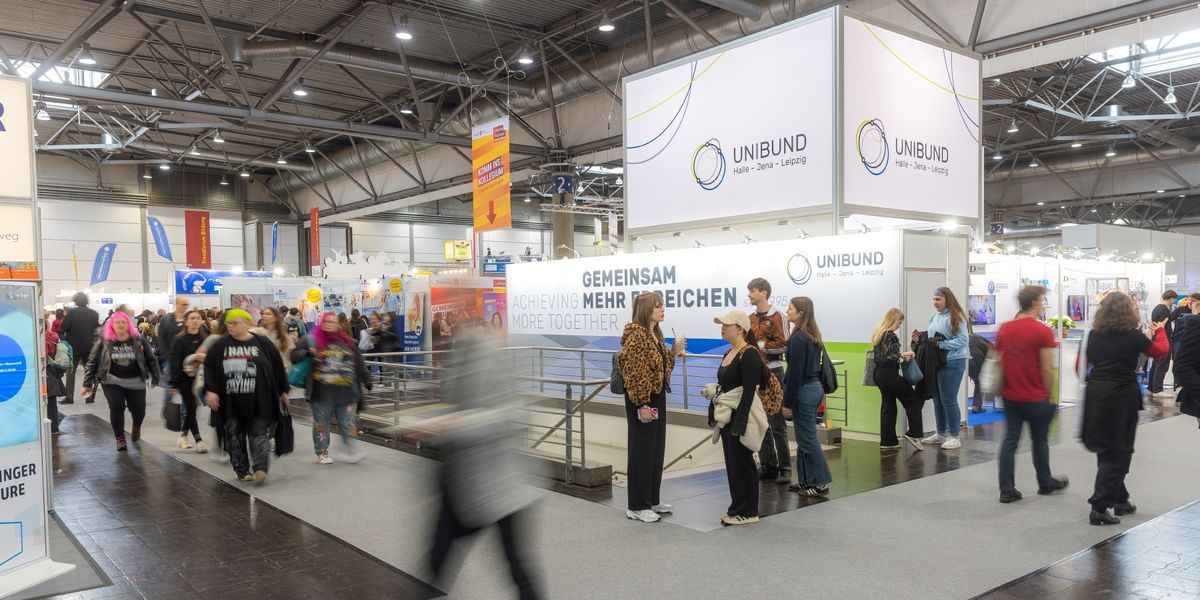 zur Vergrößerungsansicht des Bildes: Der Messestand des Unibundes