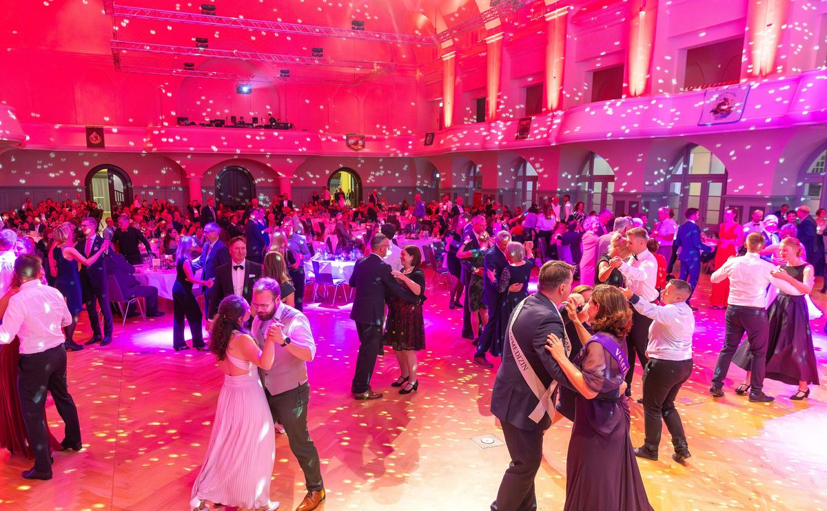 zur Vergrößerungsansicht des Bildes: mehrere tanzende Paare auf einer Tanzfläche in der festlich beleuchteten Kongresshalle