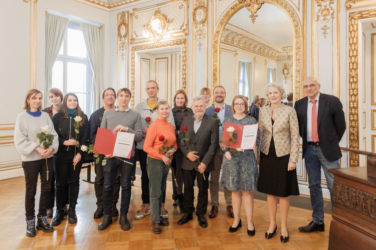 Preisträger:innen mit Rektorin und Prorektor im Alten Senatssaal