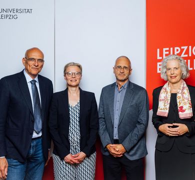 Große Freude nach Bekanntgabe der Exzellenzentscheidung: v.l.n.r. Prorektor Prof. Dr. Jens-Karl Eilers, LeiCeM-Co-Sprecherin Prof. Dr. Antje Körner, LeiCeM-Sprecher Prof. Dr. Michael Stumvoll und Rektorin Prof. Dr. Eva Inés Obergfell.