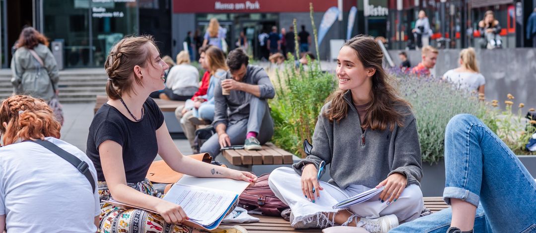 Auf dem Foto sieht man Studentinnen Studentinnen auf dem Leibnizforum im Gespräch.