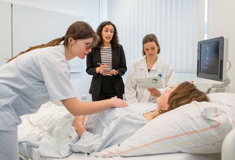 Szenarien aus der Geburtsmedizin werden im interdisziplinären Lehrprojekt geübt. Foto: Bodo Tiedemann