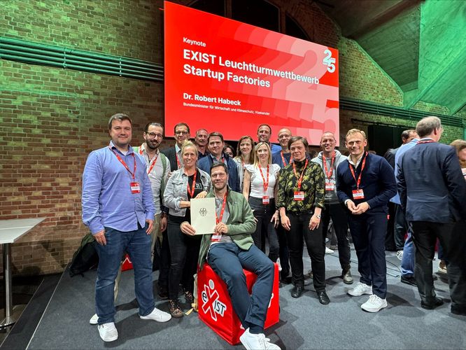 Auf dem Bild ist das Team der Startup Factory Sachsen mit Vertreter:innen der beteiligten Hochschulen und Gründungsnetzwerke zu sehen.