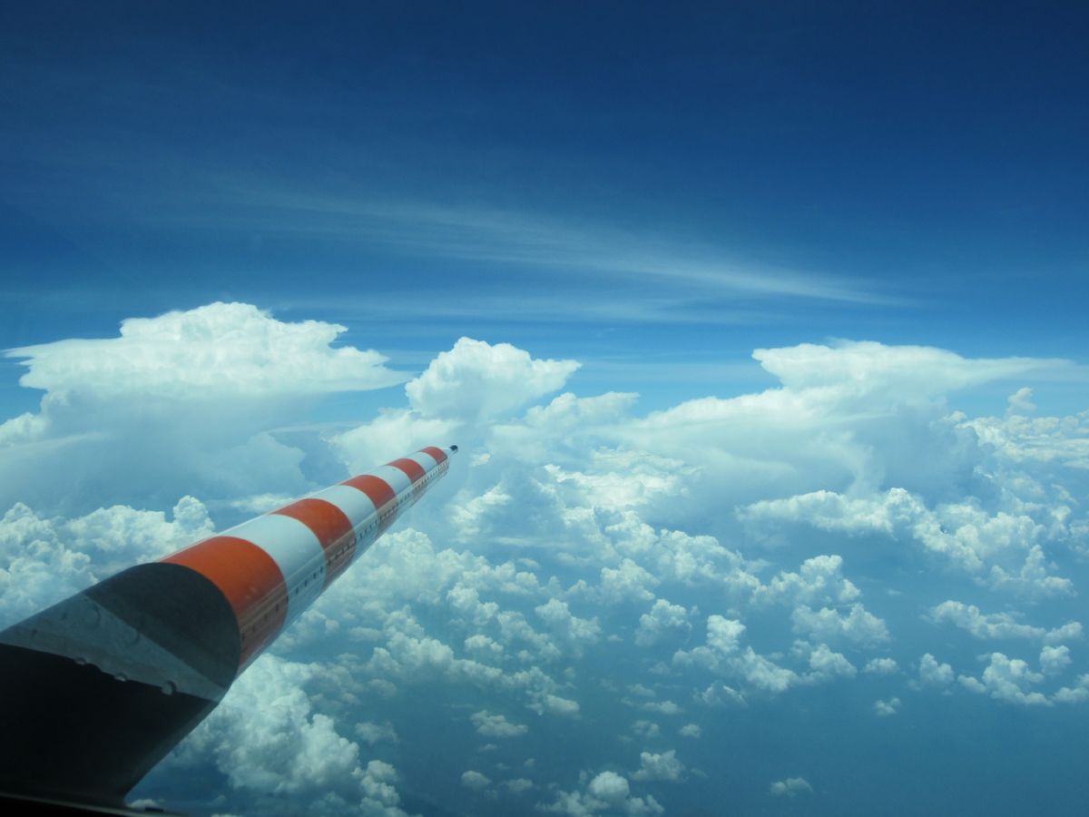 zur Vergrößerungsansicht des Bildes: Blick über die Wolken vom Forschungsflugzeug HALO
