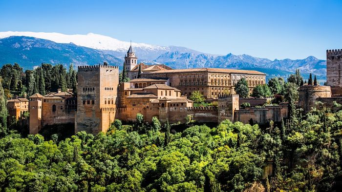 Zu sehen ist die Stadtburg Alhambra von Granada.