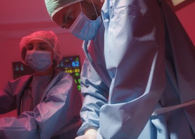 Bei Patient:innen mit akutem Herzinfarkt und anschließendem kardiogenen Schock wurde die VA-ECMO-Therapie plus der medikamentösen Therapie auf der Intensivstation mit der medikamentösen Therapie auf der Intensivstation alleine verglichen. Bei Patient:innen mit akutem Herzinfarkt und anschließendem kardiogenen Schock wurde die VA-ECMO-Therapie plus der medikamentösen Therapie auf der Intensivstation mit der medikamentösen Therapie auf der Intensivstation alleine verglichen.