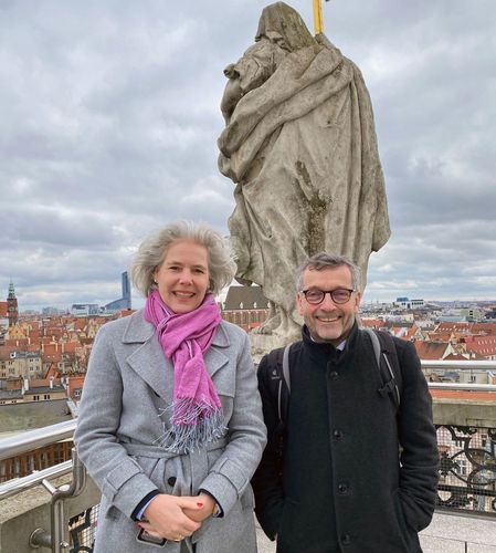 Rektorin Prof. Dr. Eva Inés Obergfell und Prof. Dr. Walter Rosenthal, Präsident der Friedrich-Schiller-Universität Jena, auf dem Mathematikturm der Universität Wrocław. Im Hintergrund sind die Dächer der Häuser zu sehen.