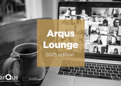Dank des großen Engagements des Leipziger Sprachenzentrums kann die Arqus Lounge wieder stattfinden. Grafik: Arqus Ein schwarz-weiß-Bild eines Laptops mit Online-Meeting, auf dem Foto befindet sich noch einmal der Name der Veranstaltung
