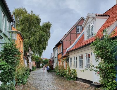 Zu sehen sind kleine Stadthäuschen im Landhausstil. 