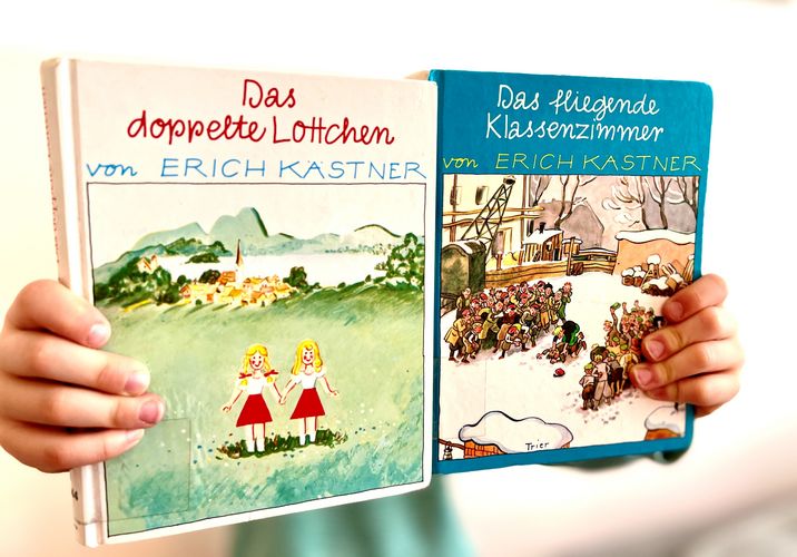 Zu sehen sind die Buchvover von "Das doppelte Lottchen" und "Das fliegende Klassenzimmer".