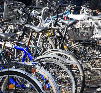 Foto: Colourbox Farbfoto: Blick auf eine große Anzahl abgestellter Fahrräder