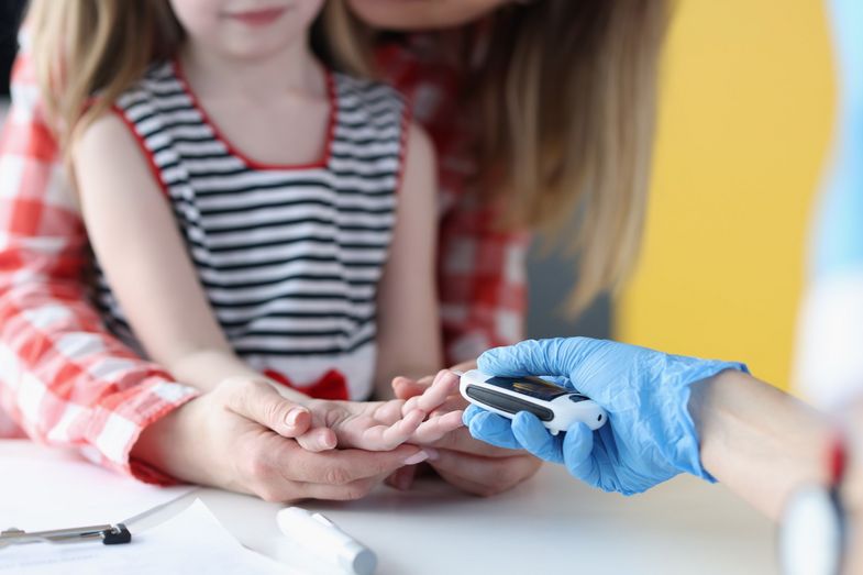 Messung des Blutzuckerspiegels bei einem Kind.