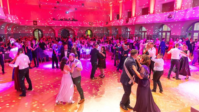 Ballgesellschaft beim Tanz in der Kongreßhalle