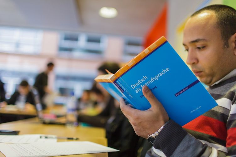 Student liest in einem Buch, Foto: Christian Hüller