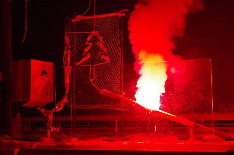 Typisch für die Weihnachtsvorlesungen der Chemiker: Feuer, Licht und Knall
