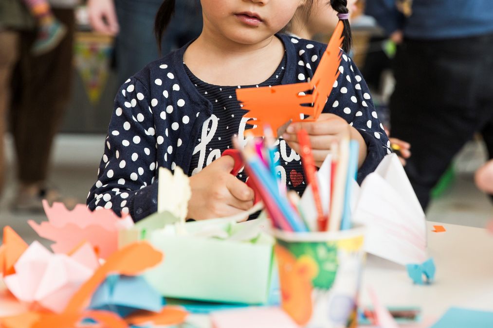 zur Vergrößerungsansicht des Bildes: Foto: ein Kind, das mit der Schere etwas ausschneidet