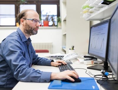 Prof. Dr. Markus Scholz sitzt am Computer und arbeitet