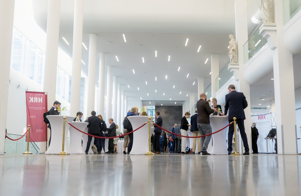 zur Vergrößerungsansicht des Bildes: Menschen an Stehtischen im Neuen Augusteum