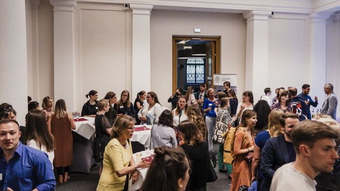 Auf dem Bild sieht man den Austausch beim Netzwerktreffen am 1. Juni 2023 in der Albertina.