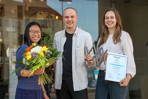 Zu sehen ist Preisträger und Studierender Maximilian Omlor, Laudatorin war Lan Dinh und Dozentin Maria Hendrischke von der Universität Leipzig.