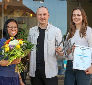 Foto: Viktoria Kühne/IHK Magdeburg Zu sehen ist Preisträger und Studierender Maximilian Omlor, Laudatorin war Lan Dinh und Dozentin Maria Hendrischke von der Universität Leipzig.
