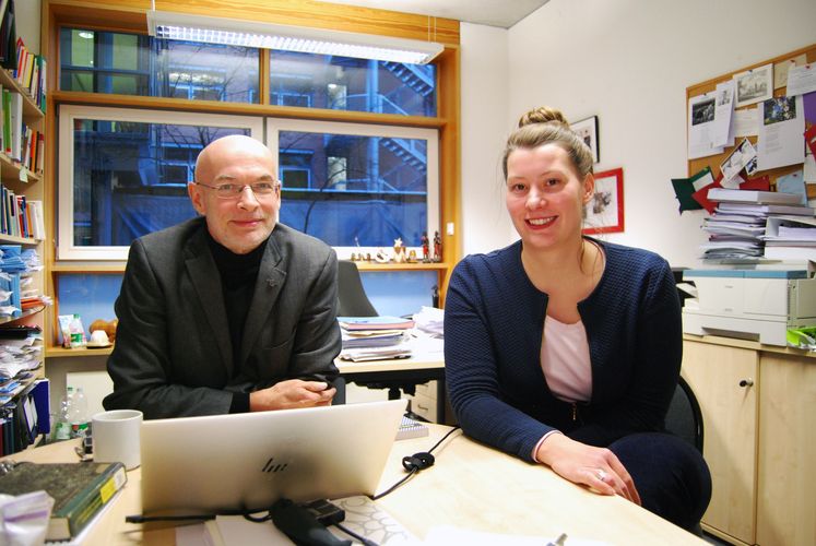 Auf dem Bild sien Prof. Dr. Claus Altmayer und Julia Wolbergs zu sehen.