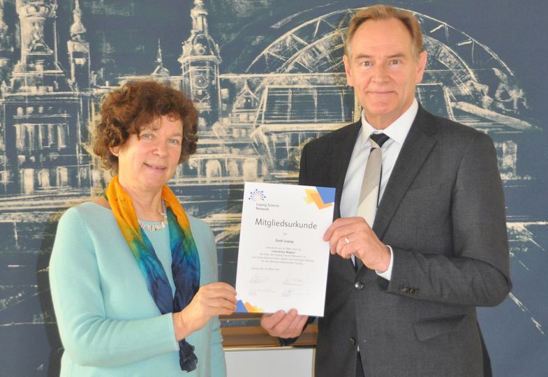 Rektorin Beate Schücking überreicht eine Urkunde an Oberbürgermeister Burkhard Jung