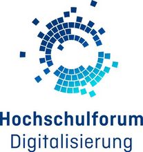 Computergrafik: hell- und dunkelblaue Mosaikteilchen sind im Kreis angeordnet. Die Mitte ist weiß, einige Mosaike verlassen den Kreis und öffnen ihn nach außen. Unter der Grafik steht der Text "Hochschulforum Digitalisierung"
