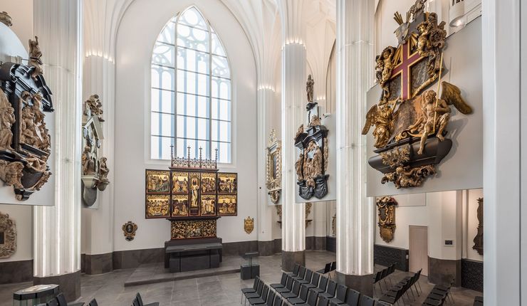 Blick auf Altar und Epitaphien im Andachtsraum des Paulinums