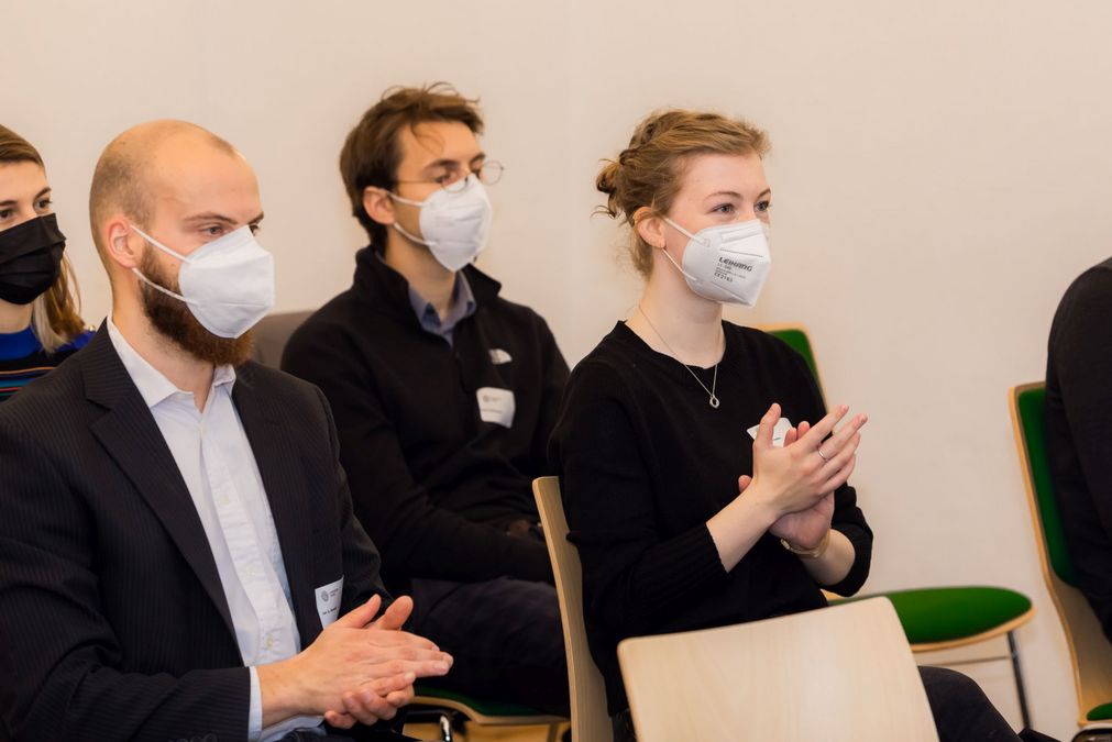 zur Vergrößerungsansicht des Bildes: Einige Teilnehmende des Pre-Doc Awards im Publikum applaudieren.