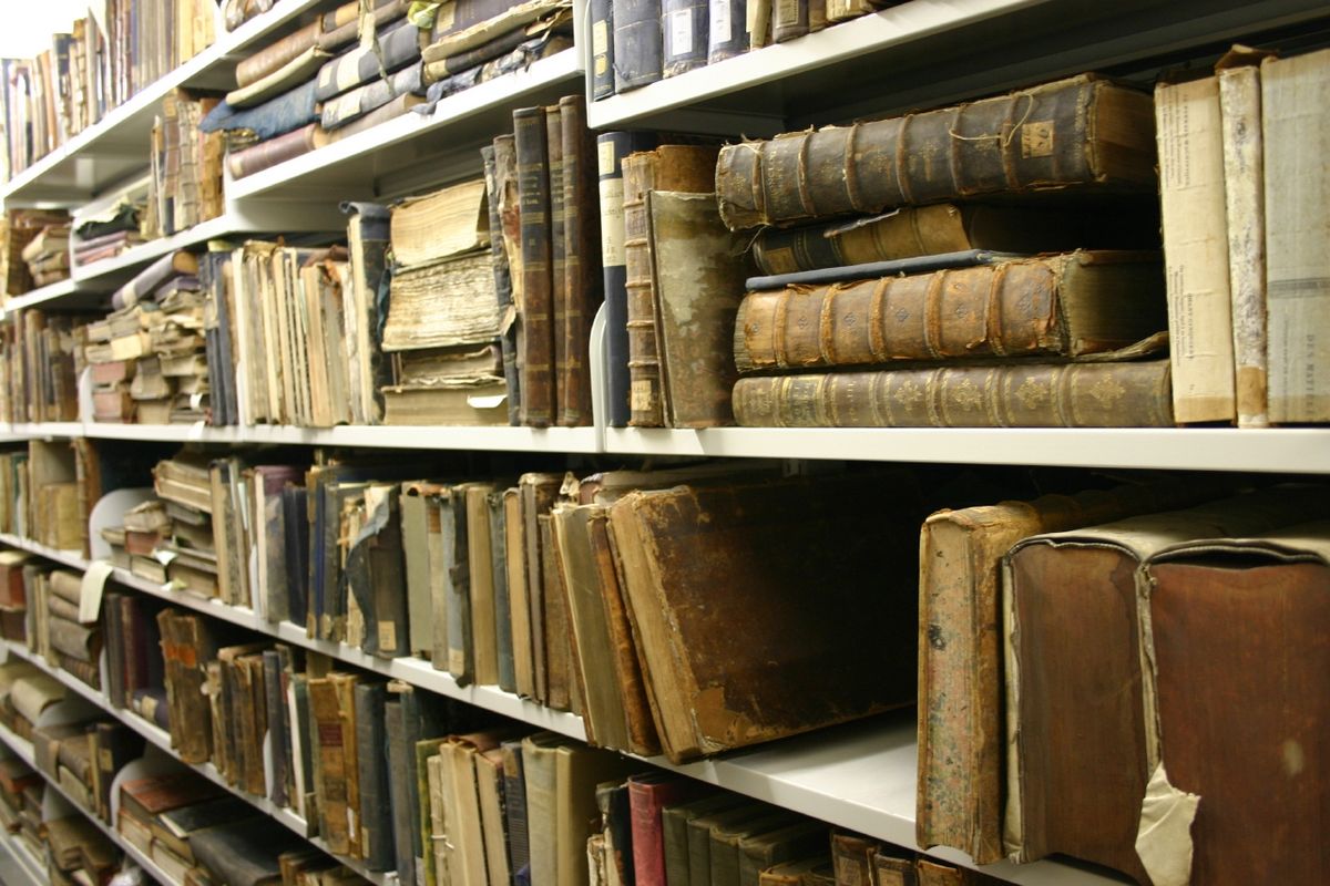 zur Vergrößerungsansicht des Bildes: Historische Schriften und Bücher in einem Regal der Universitätsbibliothek "Bibliotheca Albertina"