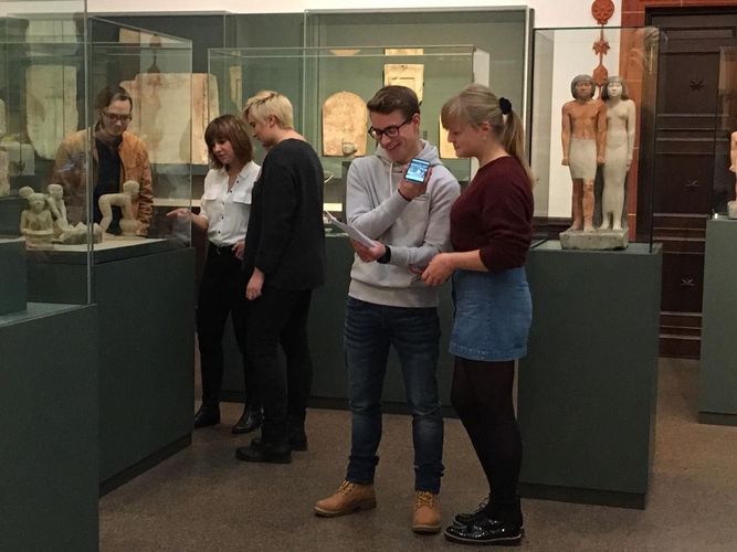 Ende 2018 waren Schüler aus Naila auf Exkursion in Leipzig und haben die ersten Textentwürfe der Audioguides vor den Objekten im Ägyptischen Museum getestet.