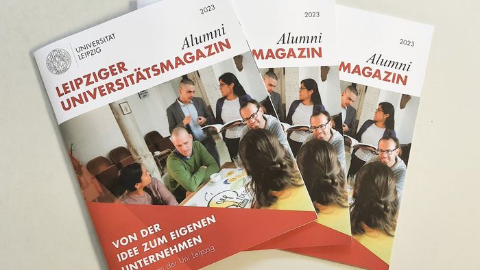 Drei Ausgaben des Alumni-Magazins 2023