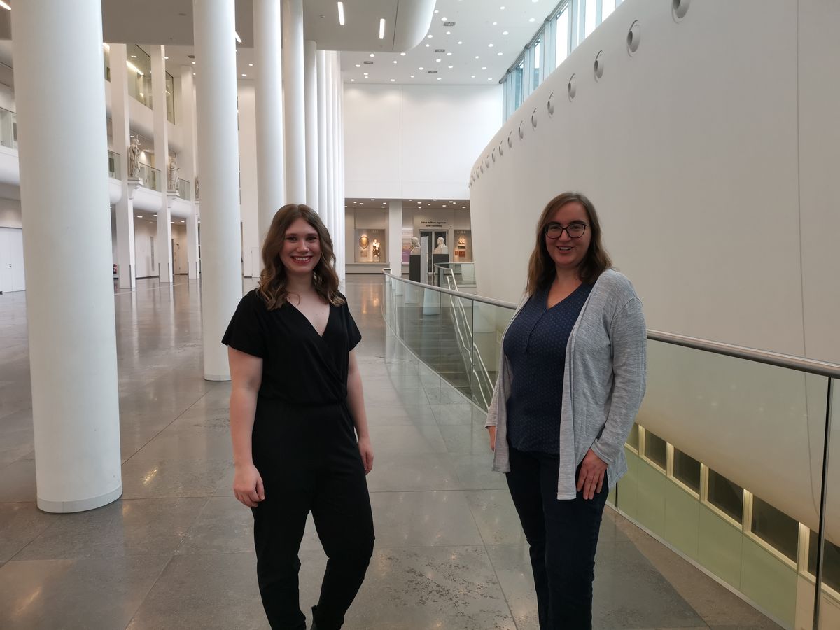 zur Vergrößerungsansicht des Bildes: Eine Aufnahme von Louisa Schmidt und Cornelia Schulze im Paulinum. 