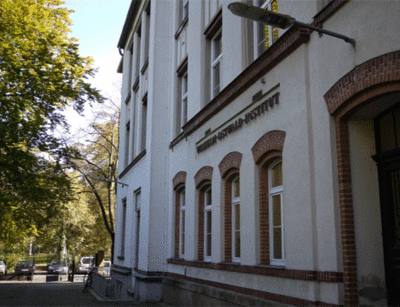 Gebäudeansicht des Wilhelm-Ostwald-Instituts für Physikalische und Theoretische Chemie.