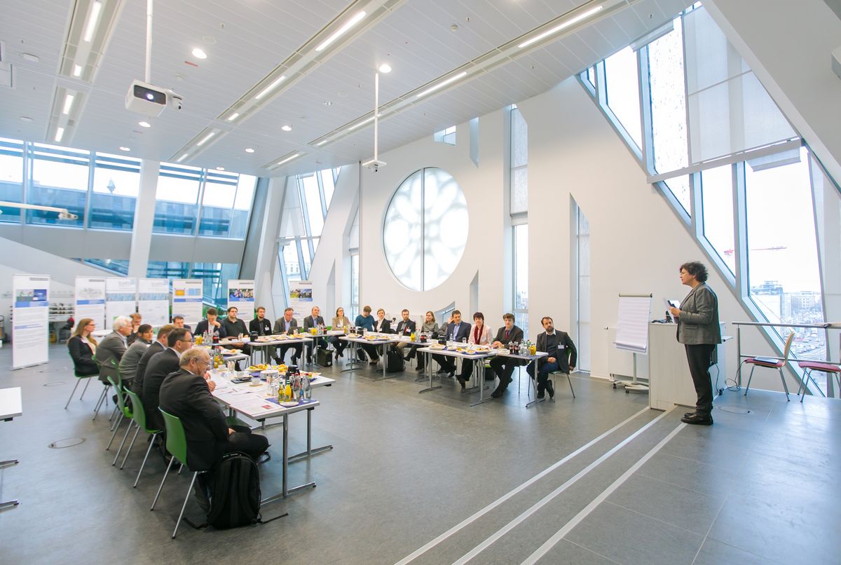 zur Vergrößerungsansicht des Bildes: Transfermeeting mit BMW im Felix-Klein-Hörsaal