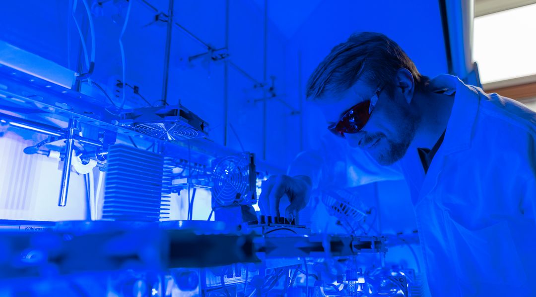 Photoredox reaction under exposure to blue light (Photo: Christian Hüller / Leipzig University, RTG 2721)