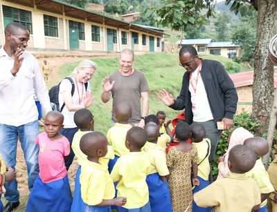(von links): Raymond Ntirenganya (Lehrer Schule in Butaro), Prof. Antje Körner (UL), Prof. Torsten Schöneberg (UL) und Prof. Robert Ojiambo (UGHE) während Ihres Aufenthalts im März 2023 in Ruanda.