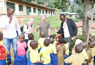 (von links): Raymond Ntirenganya (Lehrer Schule in Butaro), Prof. Antje Körner (UL), Prof. Torsten Schöneberg (UL) und Prof. Robert Ojiambo (UGHE) während Ihres Aufenthalts im März 2023 in Ruanda.
