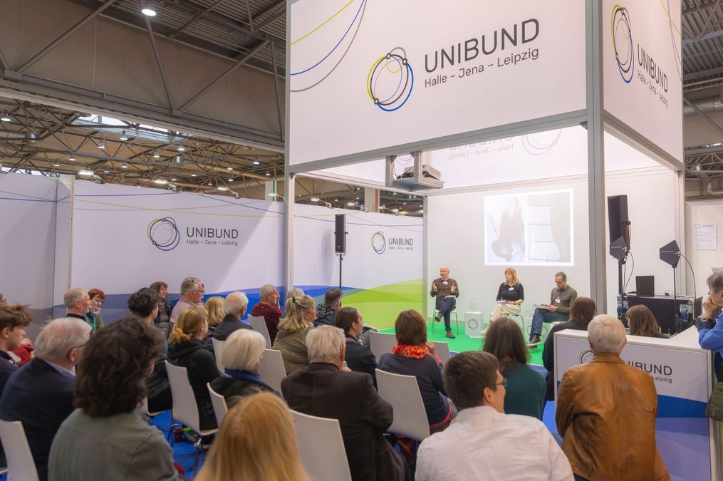 zur Vergrößerungsansicht des Bildes: Zu sehen ist der Buchmessestand des UNIBUND im Jahr 2024