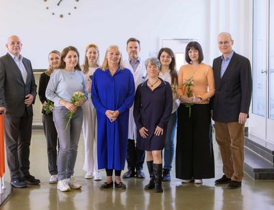 Sozialministerin Petra Köpping (Bildmitte links) und Institutsdirektorin Prof. Dr. Henrike Todorow (Bildmitte rechts) begrüßten die fünf Teilnehmerinnen zum Start des Anpassungslehrgangs für Hebammen zusammen mit Dekan Prof. Dr. Ingo Bechmann (links), Studiendekan Prof. Dr. Holger Stepan (mittig) und stellvertr. UKL-Vorstand Prof. Dr. Jan-Christoph Simon (rechts).