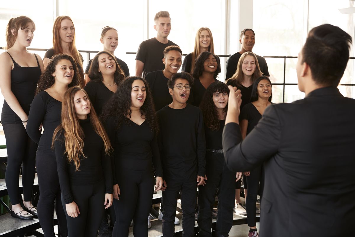 zur Vergrößerungsansicht des Bildes: Man sieht junge Menschen in einem Chor singen