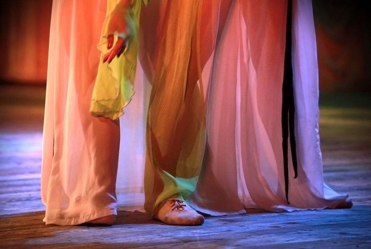 zur Vergrößerungsansicht des Bildes: Zu sehen sind Schauspielende in tüchernen Gewändern während einer Probe oder Aufführung, Foto: colourbox.de