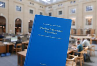 Zu sehen ist das Cover des Ukrainisch-Deutschen Wörterbuchs