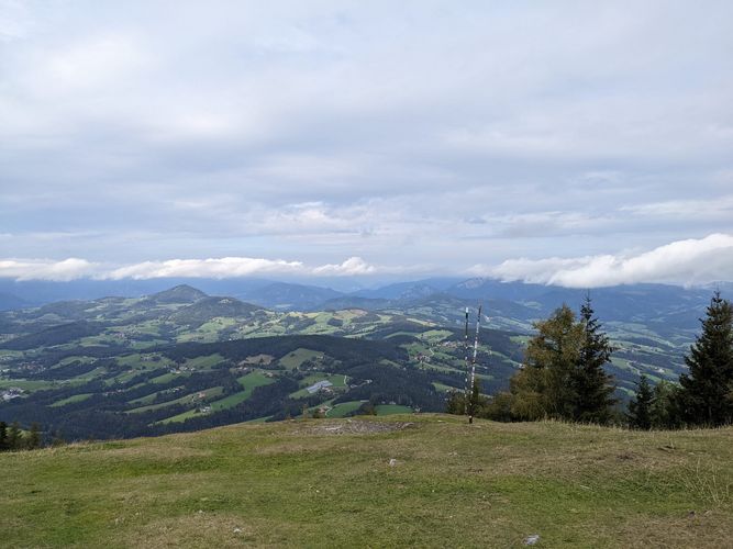 Das Foto zeigt einen Blick auf Bergspitze. Aufgenommen wurde es auf dem Grazer Hausberg Schöckl. 