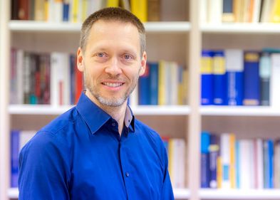 Dr. Uwe Krüger, wissenschaftlicher Mitarbeiter am Institut für Kommunikations- und Medienwissenschaft der Universität Leipzig. Dr. Uwe Krüger, wissenschaftlicher Mitarbeiter am Institut für Kommunikations- und Medienwissenschaft der Universität Leipzig.