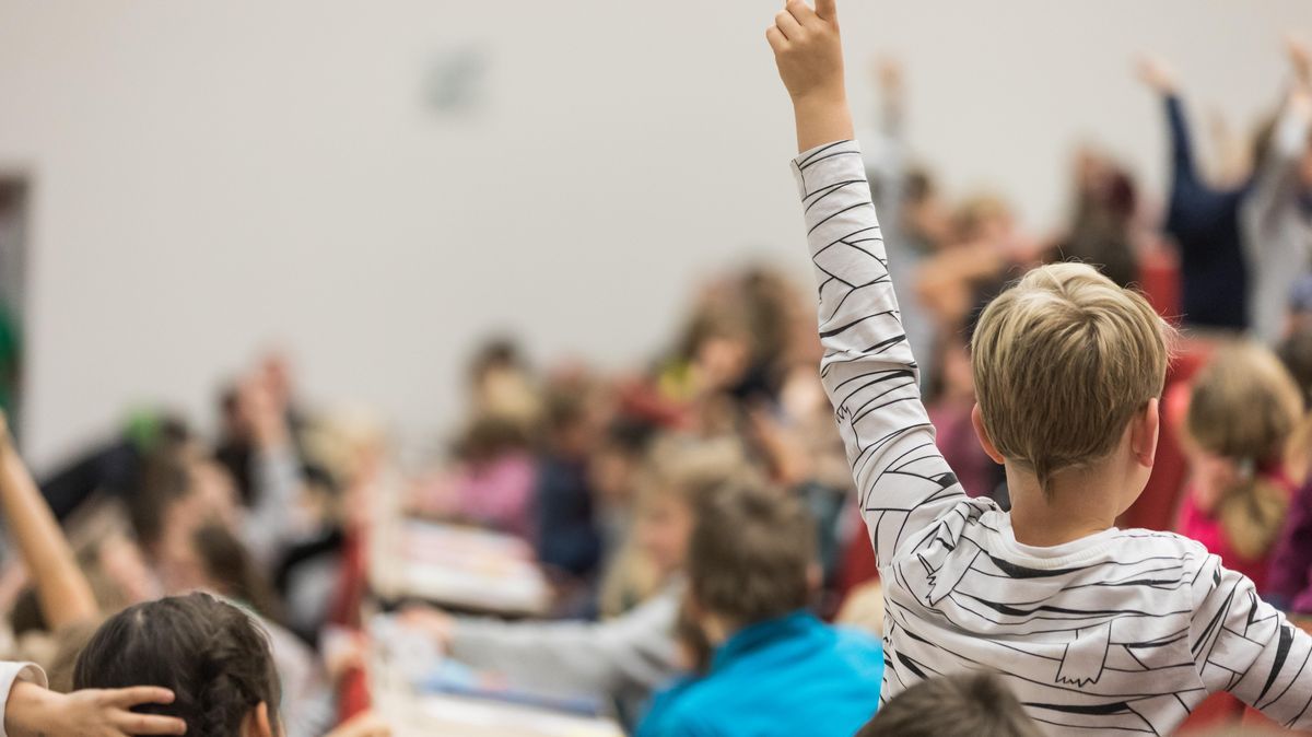 zur Vergrößerungsansicht des Bildes: Kinder bei einer Vorlesung im Rahmen der Kinderuni im Audimax unserer Universität