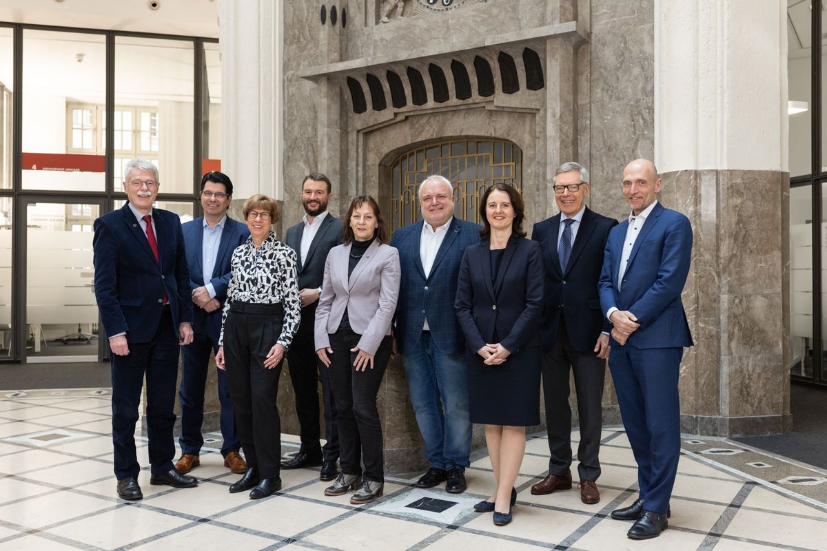 zur Vergrößerungsansicht des Bildes: Gruppenfoto im Mamor gefliesten Foyer des Krochhochhauses.